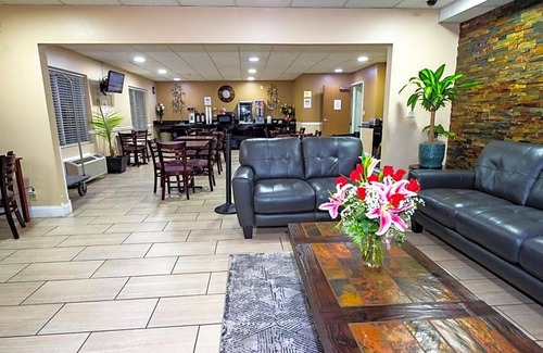Rustic Hills Hotel | 2-Star Hotel ∙ Rodeway Inn Central Colorado Springs