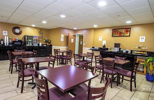 Rustic Hills Hotel | 2-Star Hotel ∙ Rodeway Inn Central Colorado Springs