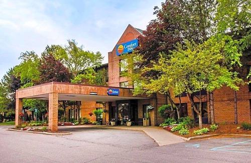 Livonia Hotel | 2-Star Hotel ∙ Comfort Inn of Livonia