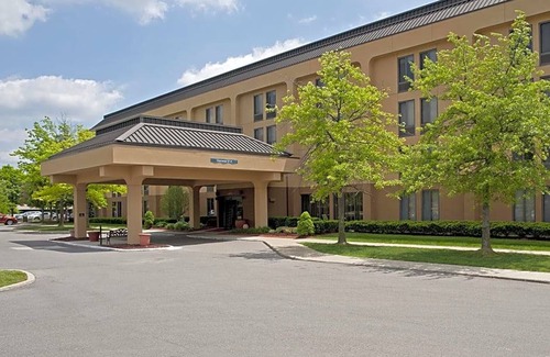 Thurston Hotel | 2-Star Hotel ∙ Hampton Inn Ann Arbor - North