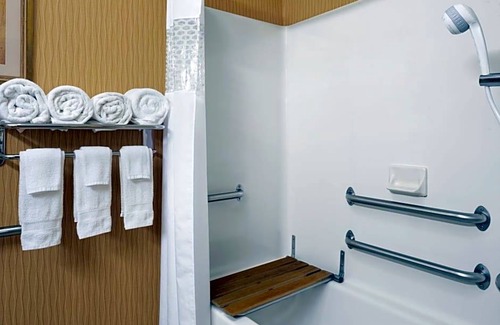 Findlay Hotel | 2-Star Hotel ∙ Hampton Inn Findlay