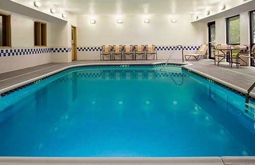 Findlay Hotel | 2-Star Hotel ∙ Hampton Inn Findlay