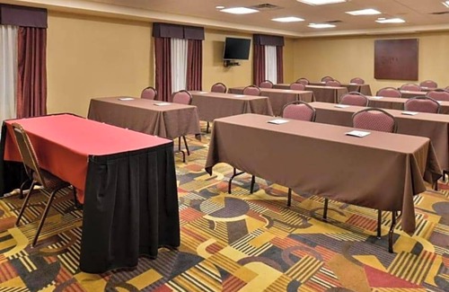 Muncie Hotel | 2-Star Hotel ∙ Hampton Inn & Suites Muncie