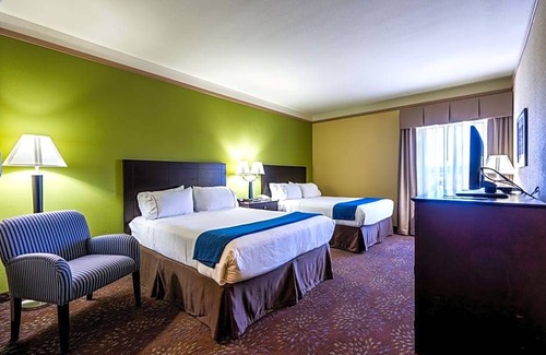 Tyrone Hotel | 2-Star Hotel ∙ Holiday Inn Express Silver City, an IHG Hotel