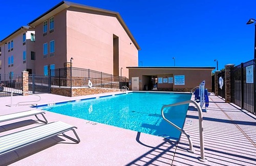 Tyrone Hotel | 2-Star Hotel ∙ Holiday Inn Express Silver City, an IHG Hotel
