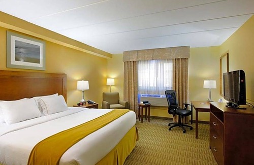 Essington Hotel | 2-Star Hotel ∙ Holiday Inn Express Philadelphia Airport, an IHG Hotel