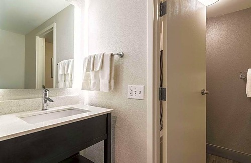 Salem Hotel | 2-Star Hotel ∙ La Quinta by Wyndham Salem NH