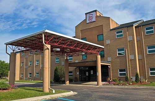 Romulus Hotel | 2-Star Hotel ∙ Travelodge by Wyndham Romulus Detroit Airport