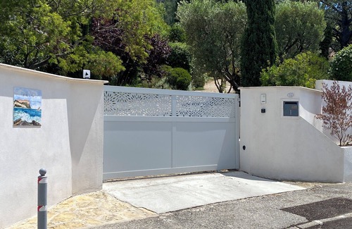 Cassis Apartment | 2-star T2 garden apartment in a secure residence
