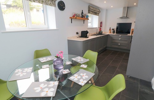 Langtoft Cottage | 2 STAVELEY COTTAGES, pet friendly, with a garden in Great Driffield