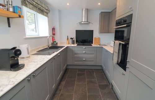 Langtoft Cottage | 2 STAVELEY COTTAGES, pet friendly, with a garden in Great Driffield