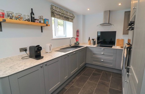 Langtoft Cottage | 2 STAVELEY COTTAGES, pet friendly, with a garden in Great Driffield