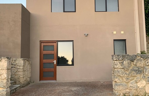 Connolly House | 2 Storey, 1 bed accomodation close to local amenities.