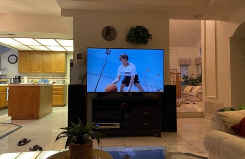 Santa Clarita House | 2-Storey Model Home with High Ceilings and Spacious Yard