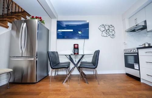 Cobourg House | 2 story, 2 bdrm, Cute and Small Loft, Mins to Beach and Lake