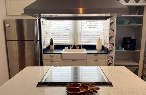 Alta Vista House | 2 story back house in beautiful area near downtown