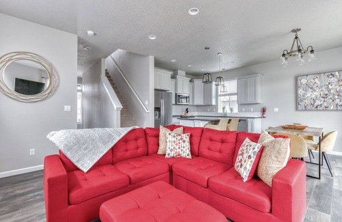 Carlton House | 2-story downtown home with fireplace, enclosed yard, W/D, streaming, & dogs OK