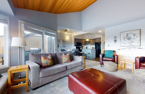 Redmond House | 2-story resort townhouse on Deschutes River w/3 pools, hot tub, tennis, gym