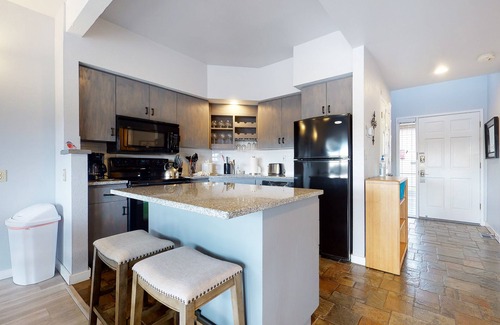 Redmond House | 2-story resort townhouse on Deschutes River w/3 pools, hot tub, tennis, gym