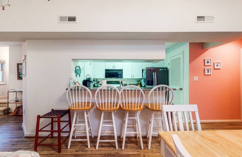 Bethany Beach Condo | 2-Story Sea Colony Condo w/Bikes, Fireplace, Shared Pools, Gym, Sauna, & Tennis