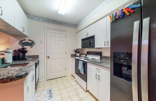 Bethany Beach Condo | 2-Story Sea Colony Condo w/Bikes, Fireplace, Shared Pools, Gym, Sauna, & Tennis