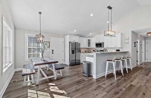 Southmont Cabin | 2 Stunning Lakefront Homes: Docks/Fire Pits/Kayaks