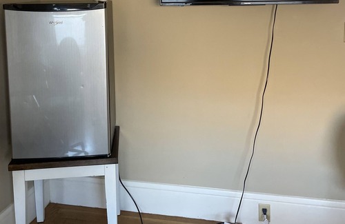 Civic Center House | #2 Súper lovely room with a walk in closet, private bathroom smart tv