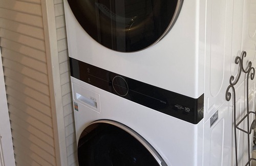 Civic Center House | #2 Súper lovely room with a walk in closet, private bathroom smart tv