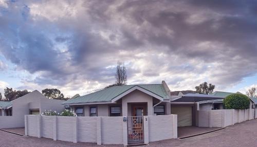 Clarens Apartment | 2 The Mews - easy walk to town and the CVC