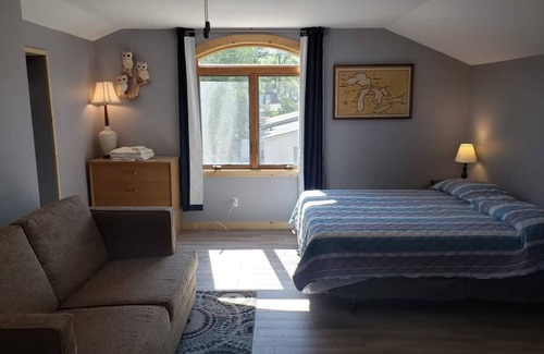 Oscoda Resort | #2 Thomas' Parkside Cottages, 2nd floor Studio w/lake Huron privaten beachfront