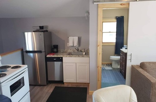 Oscoda Resort | #2 Thomas' Parkside Cottages, 2nd floor Studio w/lake Huron privaten beachfront