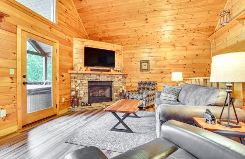 Gatlinburg - Pigeon Forge House | 2-Tier Deck and Hot Tub Quiet Sevierville Cabin
