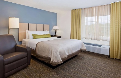 Ashley Oaks Hotel | 2 Units Close to West Town Mall! Private Kitchen, FREE Parking, Pets Allowed!