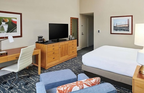 Berkeley Hotel | 2 Units | Golden Gate Retreat | Poolside Stay & Parking near UC Berkeley