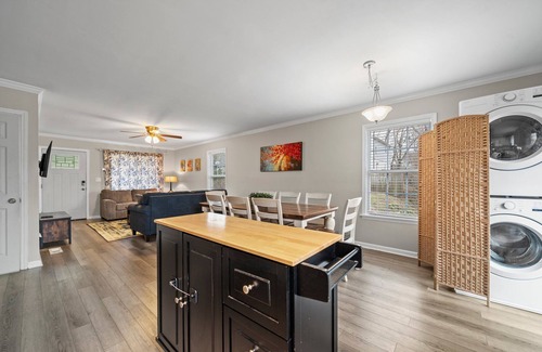 Winston - Salem House | 2 UNITS IN 1! Charming 3-bedroom house in superb Winston-Salem with WiFi