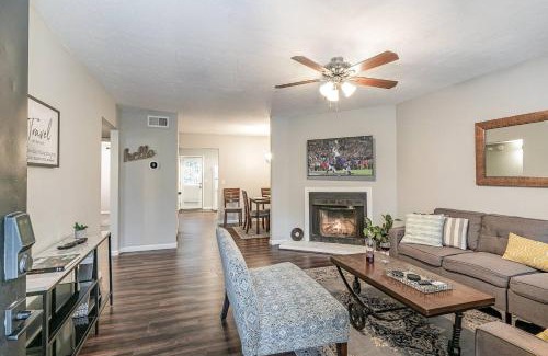 Nashville Apartment | 2 Units, Sleeps 16, Mins to Downtown - Airport