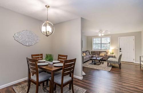 Nashville Apartment | 2 Units, Sleeps 16, Mins to Downtown - Airport