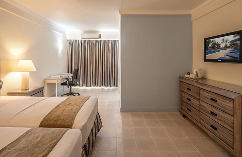 St. Lawrence Gap Hotel | 2 Upscale Unit! Surfing Break at Bathsheba! FREE Parking, w/Swimming Pool!