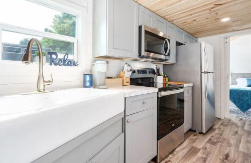 Guntersville Apartment | 2 Villa D'Azur Luxury Tiny House Mins to Lake Guntersville, Downtown, Firepit