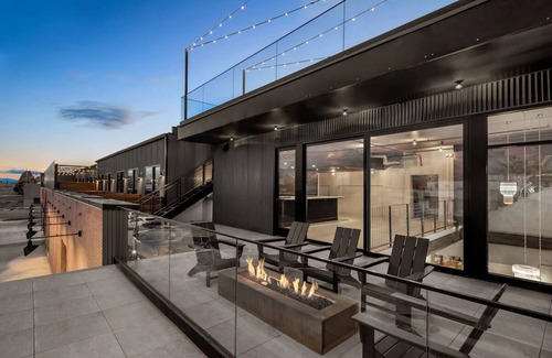People's Freeway Hotel | 2 Wasatch Room at evo Hotel, Free Parking & Dog-friendly!