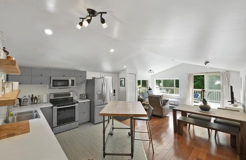 Wilson Creek House | 2 Waters retreat, cabin and wet-weather spa (close to beach).