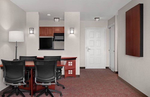 Roseville House | 2 Welcoming Suites Near Roseville Golfland Sunsplash, Perfect for Families!