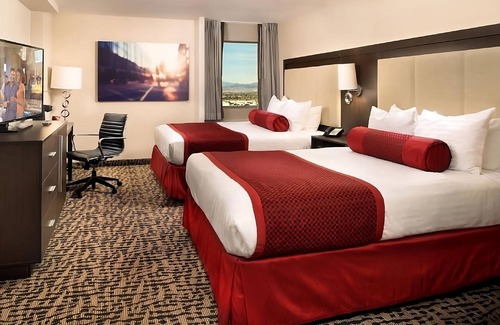 Gateway District Hotel | 2 x Elite 2 Queens at The STRAT Hotel, Casino & Tower