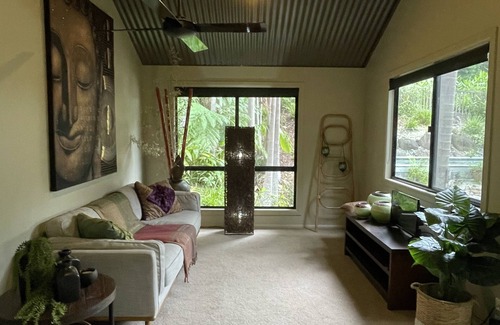 Currumbin Valley House | 2 x queen bedrooms, 2 x ensuite's, 1 guest lounge, outdoor bbq kitchen and pool.