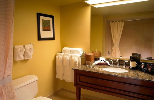 Laughlin Hotel | 2 x Riverview Room - 2 Queens at Aquarius Casino Resort