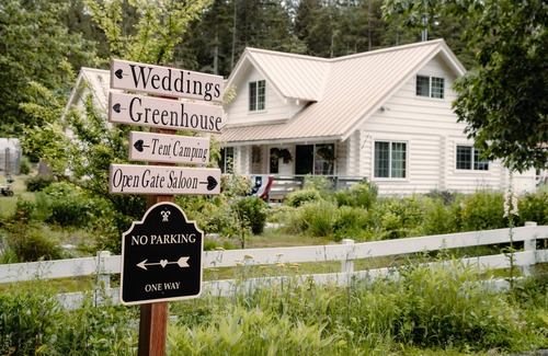Poulsbo Cottage | 20 acre farm Homestead Flowering Cottage