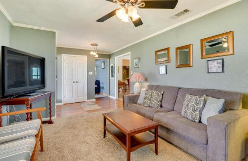 Manor House | 20 Mi to Austin Texas Farmhouse on 10 Acres