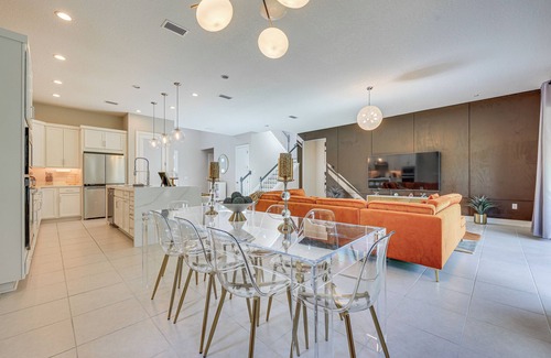 Southside House | < 20 Mi to JAX Beach + Game Days: Upscale Retreat