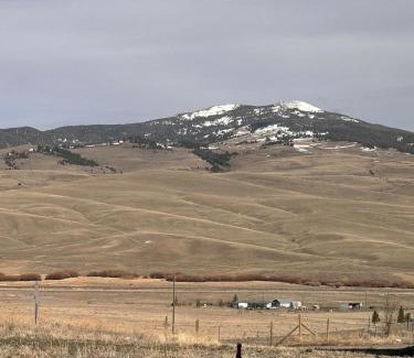 Divide Apartment | 20 min from Butte, minutes from The Big Hole River