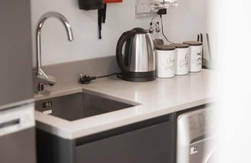 Sharjah Apartment | 20 Mins drive to Dubai International Airportn